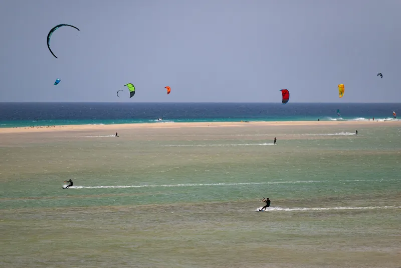 Deux ailes de kite et un rack sous le carbet